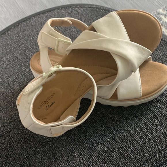 Clarks Women's Cream Sandals - Picture 1 of 4